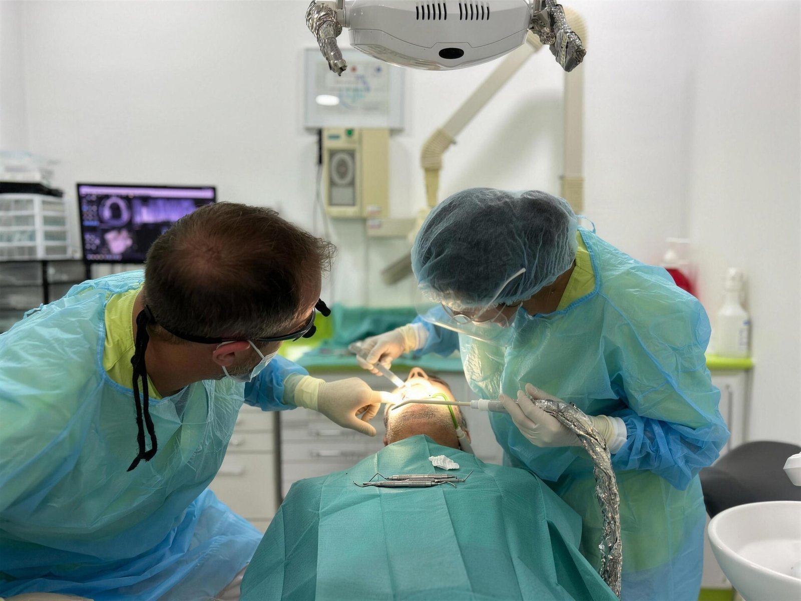 Consulta del equipo de Dental TT con un paciente